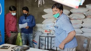 रात में दुकान में कार्यवाही करता अमला|