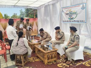 आईजी अनुराग पहुंचे जोबट, 6 शिकायतकर्ताओं की सुनी समस्याएं