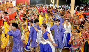 फुटतालाब में कविता श्रीवास्तव की आवाज पर झूमे श्रद्धालु, गरबा रास से भक्तिमय हुआ नवरात्रि महोत्सव