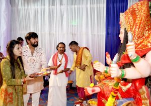 फुटतालाब में आसमान छूती दिखाई दी आस्था, केसरिया ध्वजों के साथ गुजरात के कलाकारों ने किया गरबा