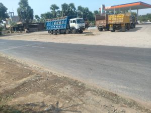 नानपुर में भीषण सड़क हादसा: दो की मौत, एक घायल; ग्रामीणों ने की एंबुलेंस की मांग