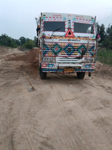 अवैध रेत माफिया पर प्रशासन का बड़ा प्रहार, डंपर और जेसीबी जब्त