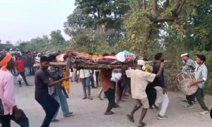 उम्रदराज बुजुर्ग को अनोखे अंदाज में अंतिम विदाई; नाचते-गाते श्मशान पहुंचे ग्रामीण