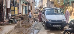 दो महीने से मुख्य मार्ग बंद, स्कूली बच्चे और दुकानदार परेशान; पंचायत सचिव ने दिया जल्द काम शुरू होने का आश्वासन