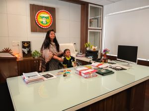 कलेक्टर बनने का सपना लेकर कलेक्टर से मिली नन्हीं वैदेही