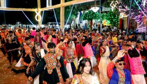फुटतालाब में 10 से अधिक जिलों के लोगों ने एक साथ देखा इंदौर, दिल्ली, गुजरात के कलाकारों और ग्रामीण युवाओं का गरबा