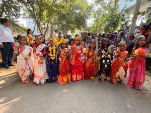 झाबुआ के शारदा विद्या मंदिर में विद्यार्थियों ने पलाश के पत्तों से बनाए दोने-पत्तल, किया भव्य कन्या पूजन
