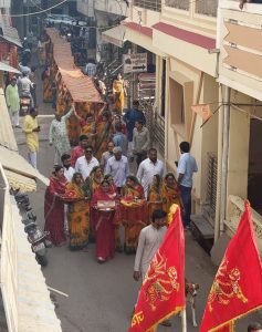 महाअष्टमी पर पंचाल समाज की महिलाओं ने निकाली चुनरी यात्रा