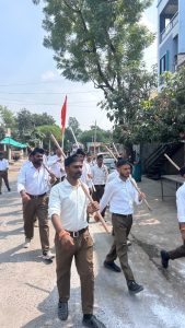 खरडू बड़ी में राष्ट्रीय स्वयंसेवक संघ का पथ संचलन संपन्न, ग्रामवासियों ने पुष्पवर्षा कर किया स्वागत