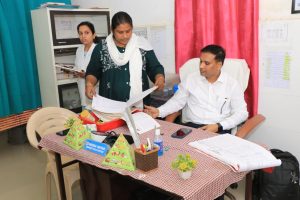 कलेक्टर ने स्कूल, स्वास्थ्य केंद्र और आंगनवाड़ी का किया निरीक्षण, शिक्षकों की अनुपस्थिति पर जताई नाराजगी