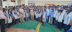 महिला थाना झाबुआ ने स्कूल में छात्र-छात्राओं को महिला सुरक्षा एवं साइबर अपराधों के प्रति किया जागरूक